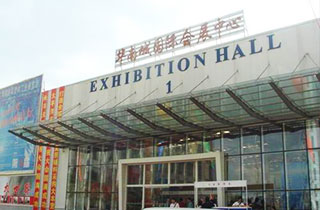 
华南城国际会展中心

地处珠三角物流腹地——深圳市平湖物流基地，总建筑面积约220万平方米，总投资额逾50亿元人民币。华南城旗下国际会展中心于2005年底投资建成，现已成功启用2个均为4000平方米的展馆，场馆净展览面积8000平方米。
-