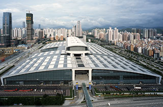
深圳会展中心

地处城市中心区，是深圳市最大的单体建筑，占地22万平方米，总建筑面积28万平方米。地上6层，地下2层，钢结构、玻璃穹顶和幕墙完美结合，夜间在灯光的点缀下，玲珑剔透，有“水晶宫”之美誉。