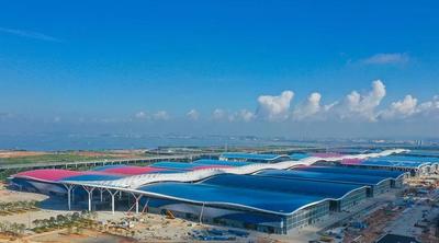 
深圳国际会展中心

是深圳市政府投资建设的重大项目，由招商蛇口和华侨城联合体负责建设和运营，是集展览、会议、活动（赛事、演艺等）、餐饮、服务等于一体的超大型会展综合体。深圳国际会展中心项目一期占地面积121.42万平方米，一期总建筑面积达160万平方米，室内展览面积40万平方米。整体建成后，室内展览总面积将达到50万平方米，将成为全球最大的展馆。展馆采用长条形“鱼骨式”布局，19个展厅沿